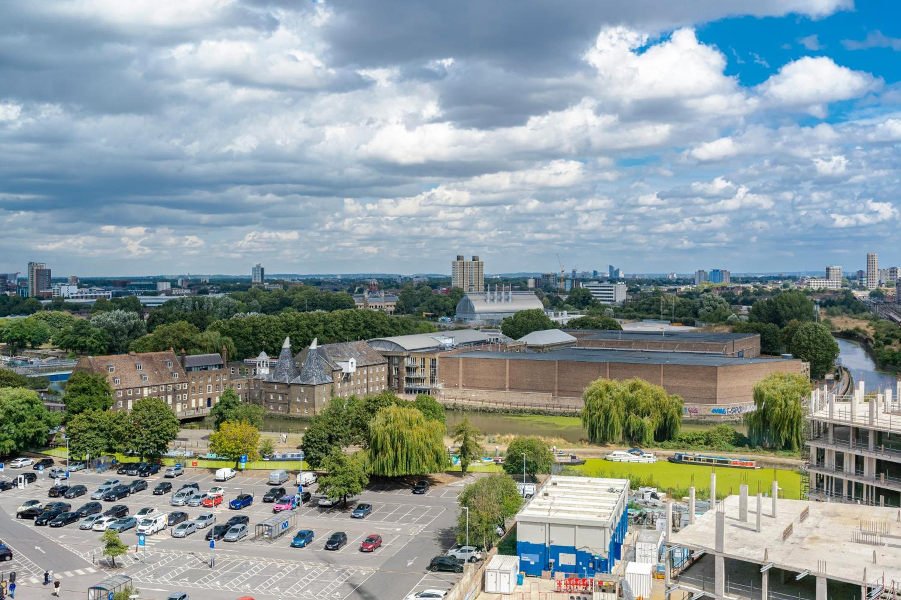 Elegant Stratford Apartment- Near Tube, O2 Arena, Canary Wharf and Olympic Park