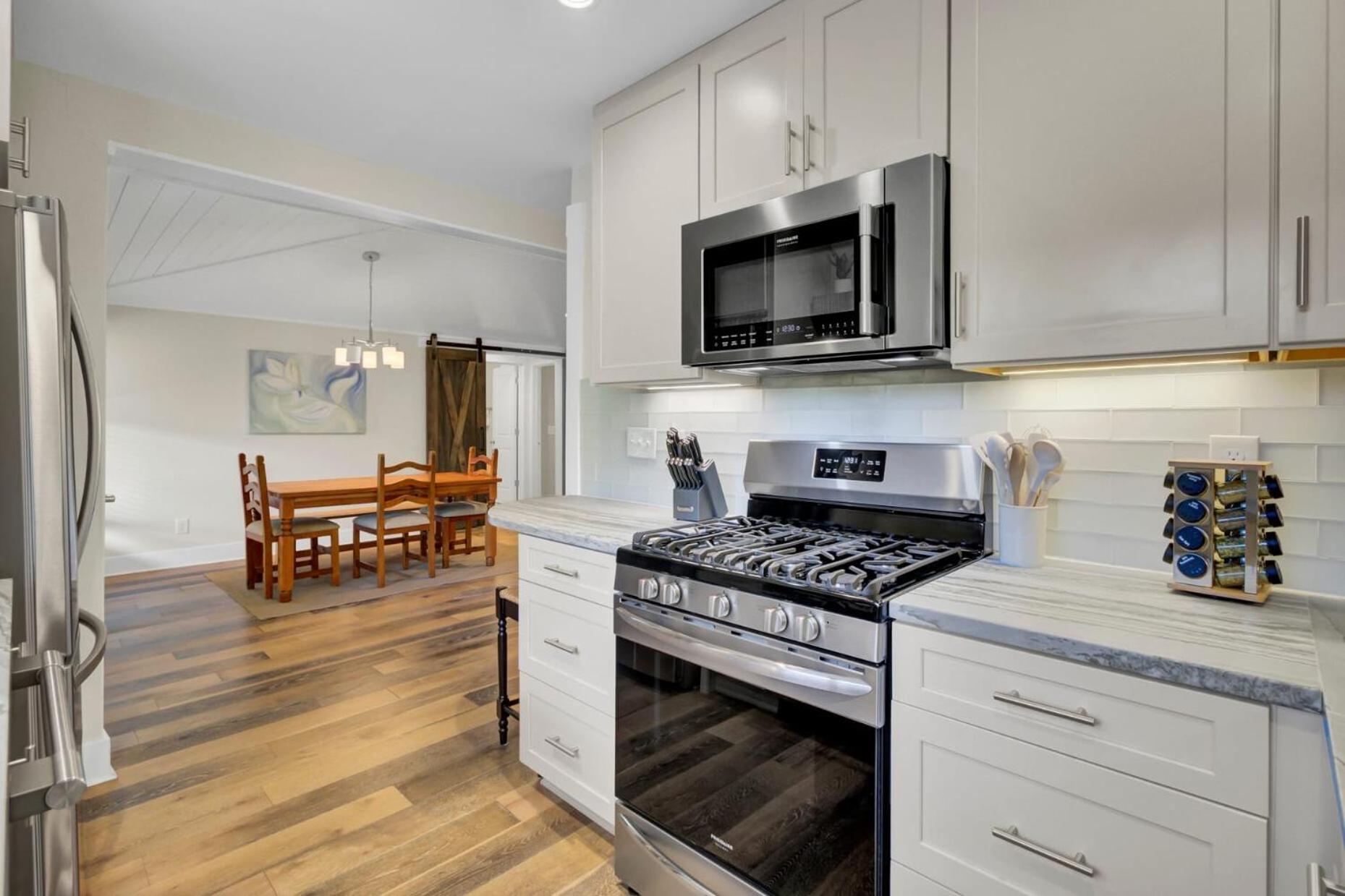 10 Sandcrab Court by AvantStay Beautiful Home w Deck Walk to the Beach