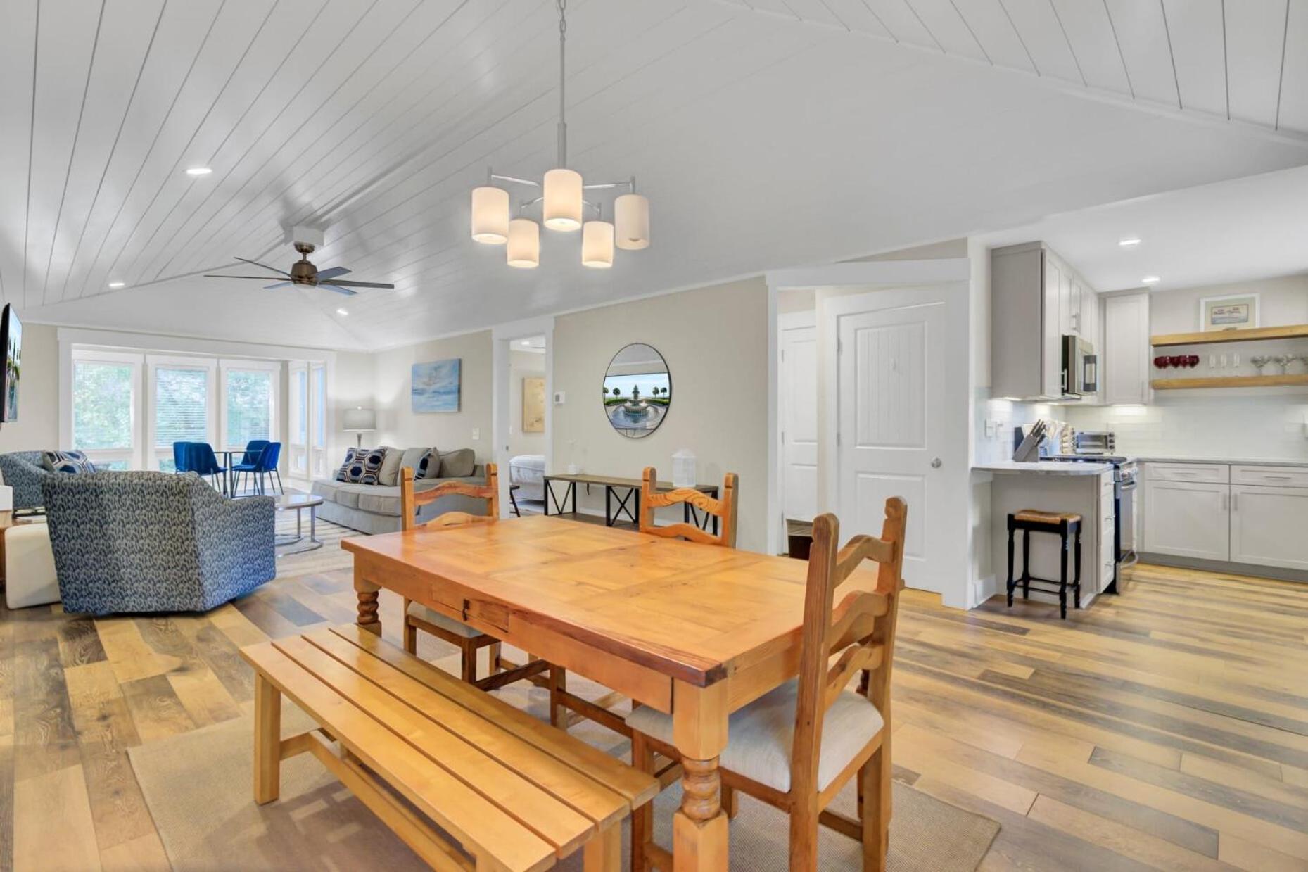 10 Sandcrab Court by AvantStay Beautiful Home w Deck Walk to the Beach