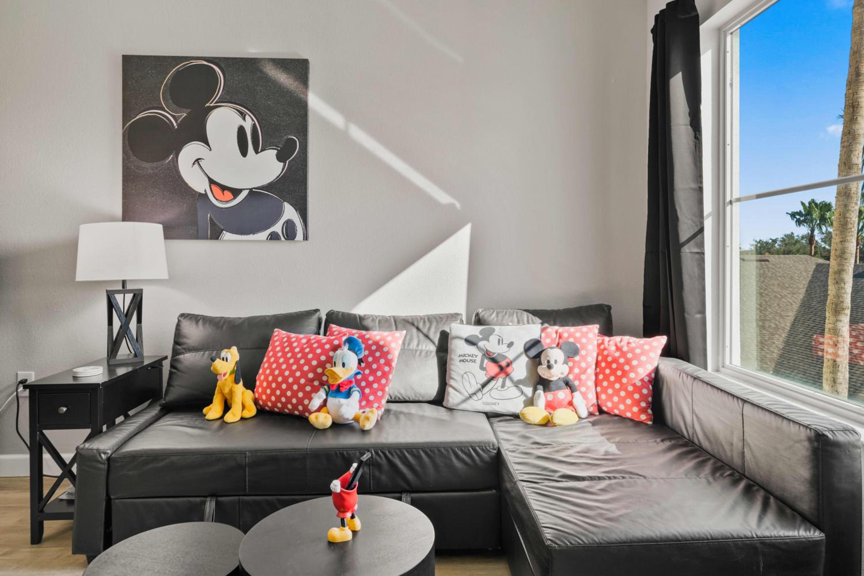 5 Minutes to Disney Free Shuttle King & queen bed