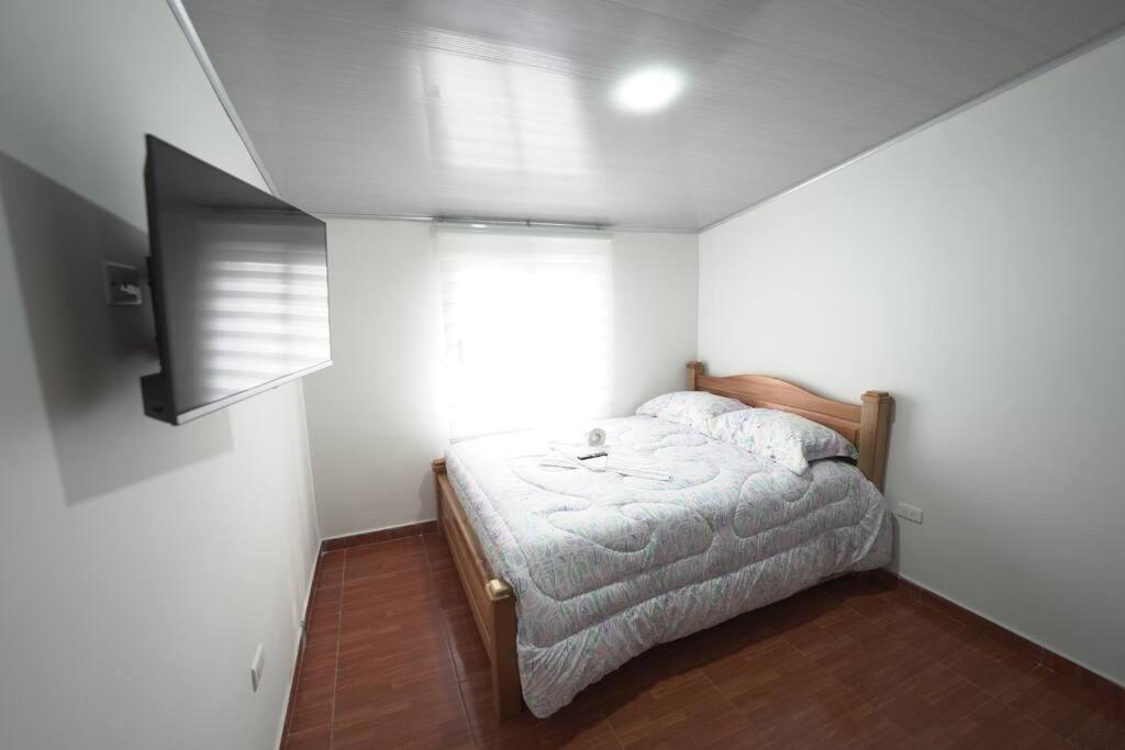 Casa 2 Pisos con WIFI para máximo 17 Huespedes a 5 min del centro