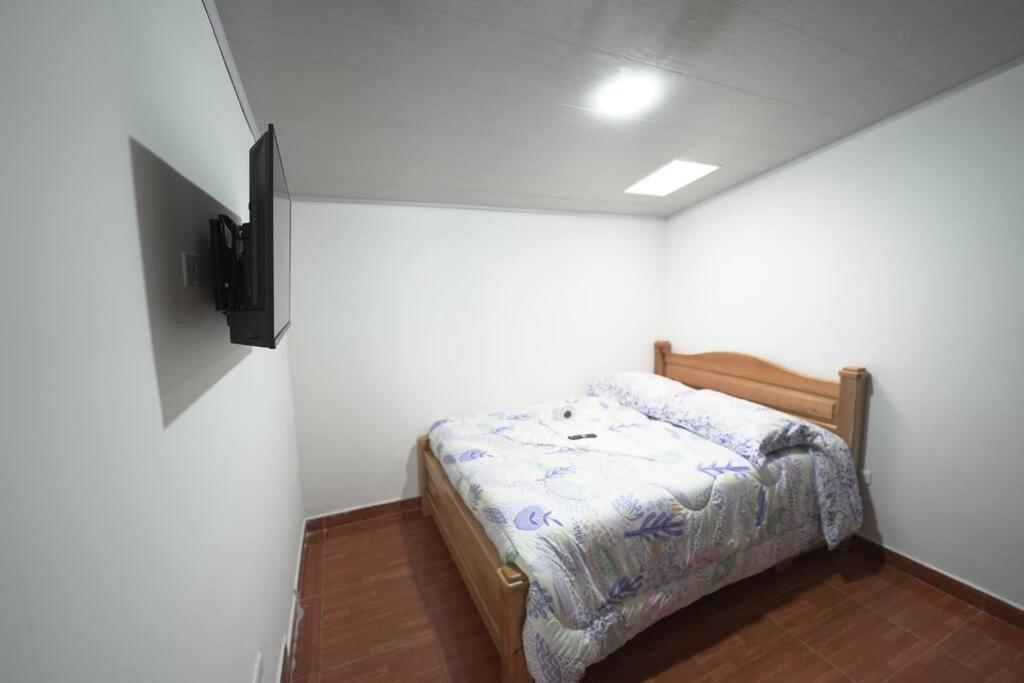 Casa 2 Pisos con WIFI para máximo 17 Huespedes a 5 min del centro