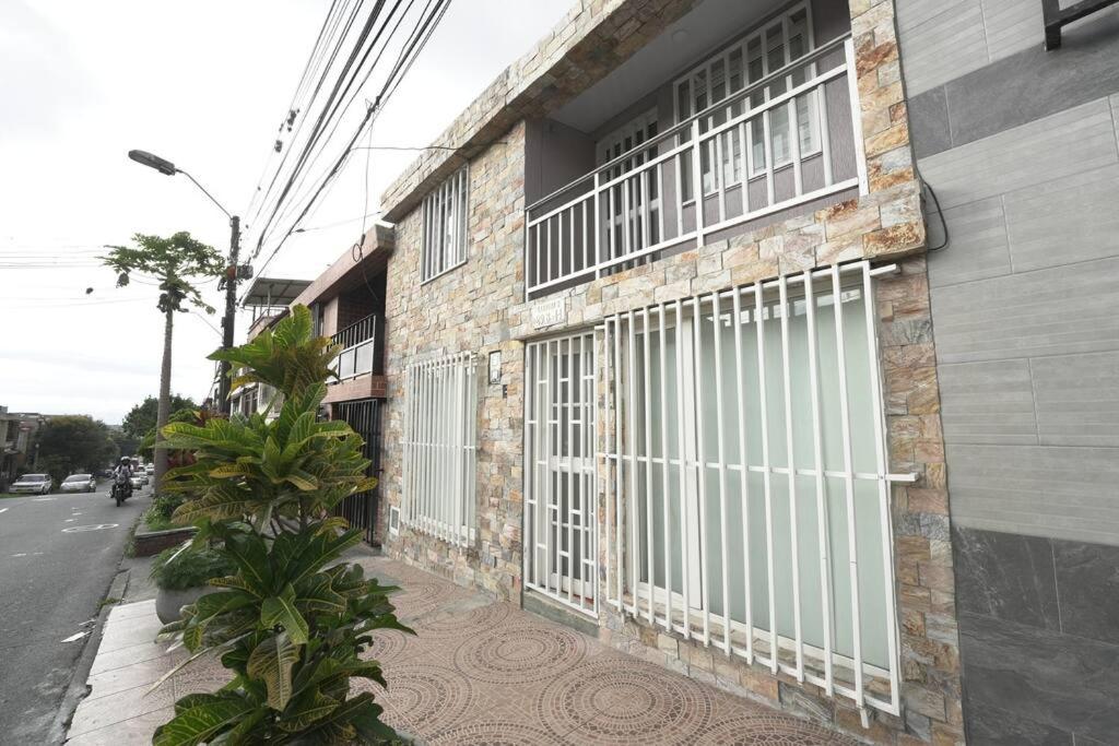 Casa 2 Pisos con WIFI para máximo 17 Huespedes a 5 min del centro