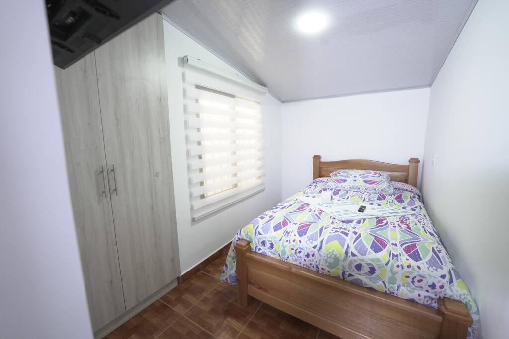 Casa 2 Pisos con WIFI para máximo 17 Huespedes a 5 min del centro