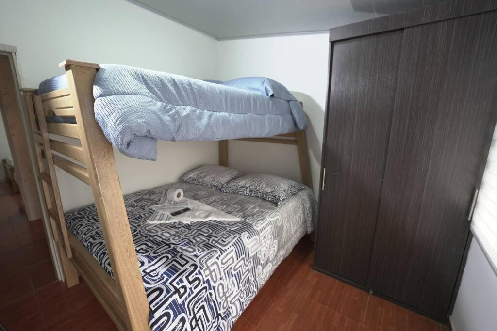Casa 2 Pisos con WIFI para máximo 17 Huespedes a 5 min del centro