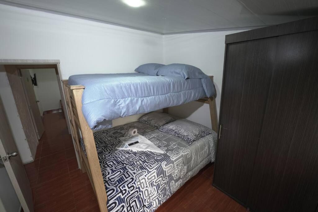 Casa 2 Pisos con WIFI para máximo 17 Huespedes a 5 min del centro