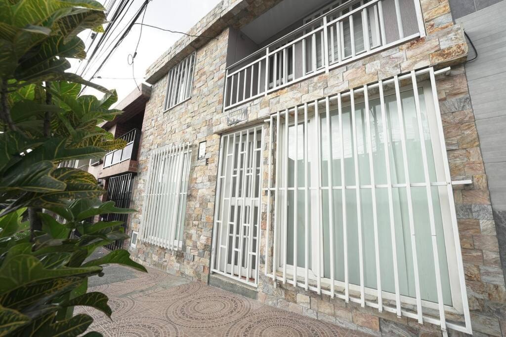 Casa 2 Pisos con WIFI para máximo 17 Huespedes a 5 min del centro