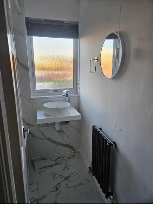 Stylish modern 2 bed house sleeps 6 people view 4