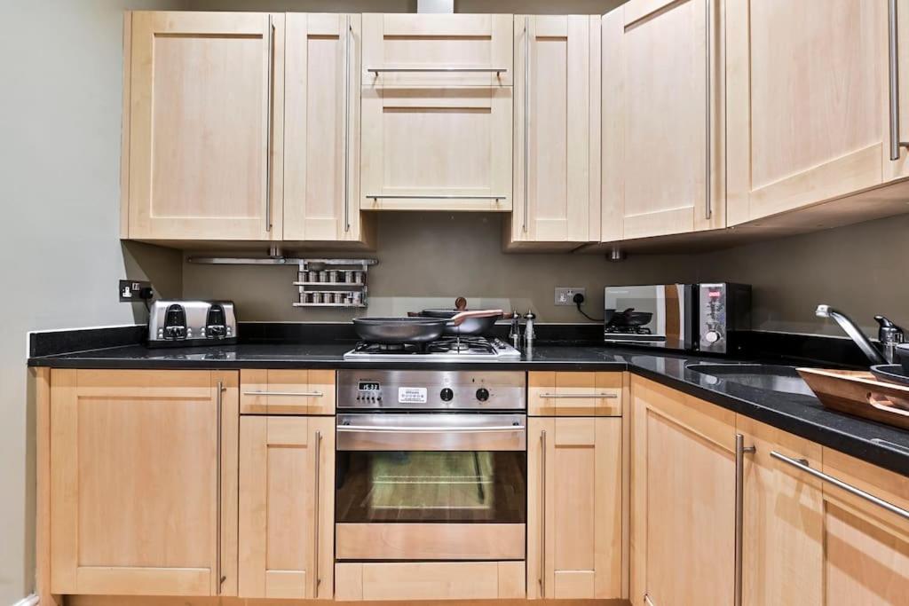 Elegant Victorian Flat Near Chelsea Embankment