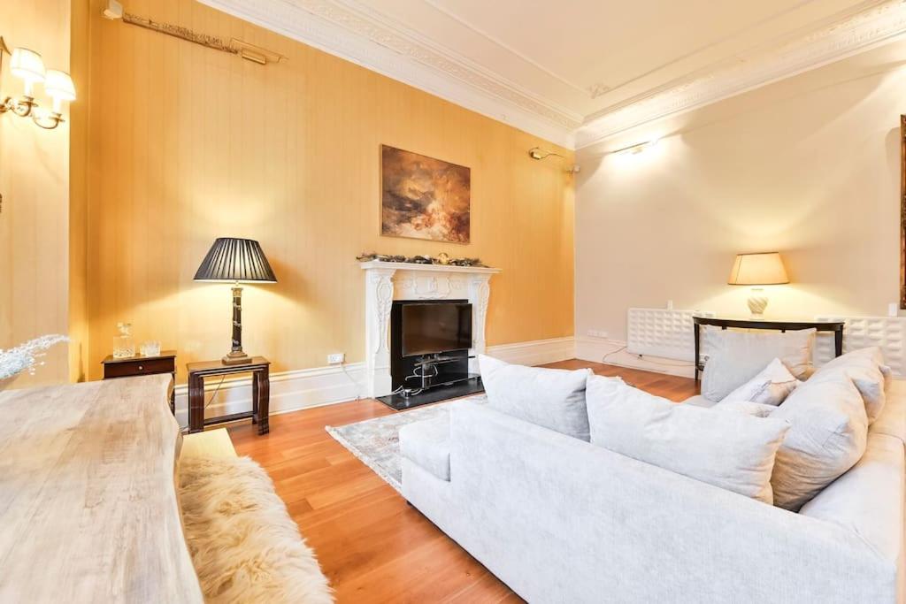 Elegant Victorian Flat Near Chelsea Embankment