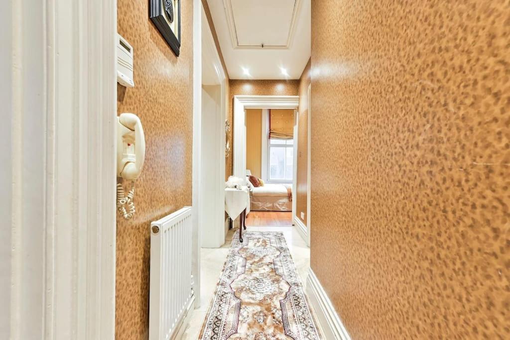 Elegant Victorian Flat Near Chelsea Embankment