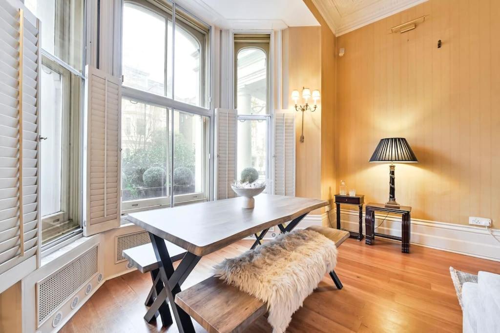 Elegant Victorian Flat Near Chelsea Embankment