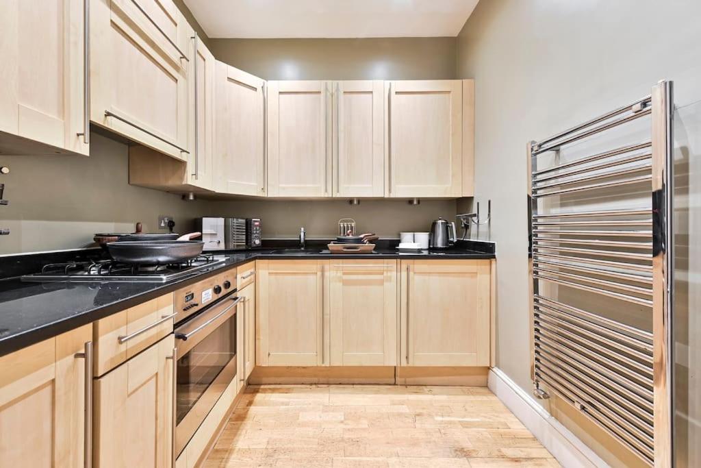 Elegant Victorian Flat Near Chelsea Embankment