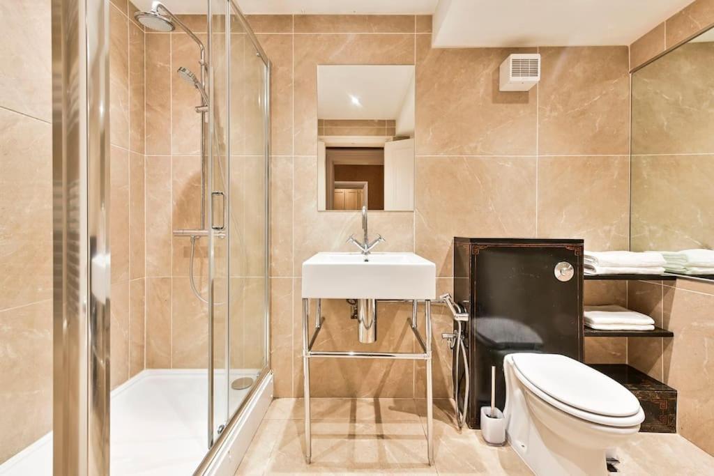 Elegant Victorian Flat Near Chelsea Embankment