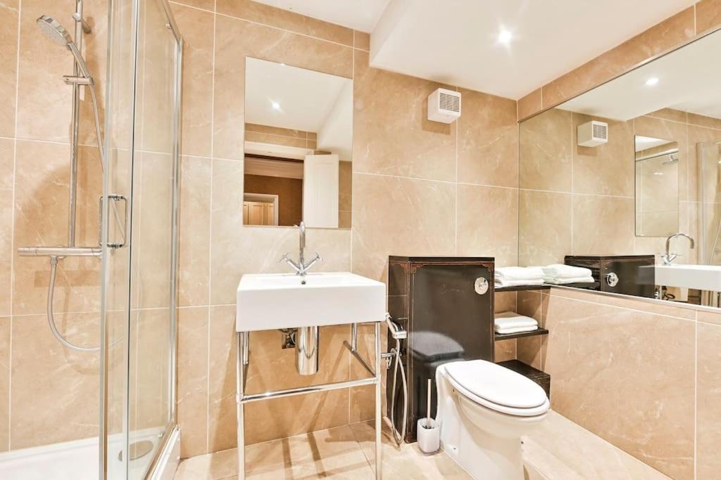Elegant Victorian Flat Near Chelsea Embankment