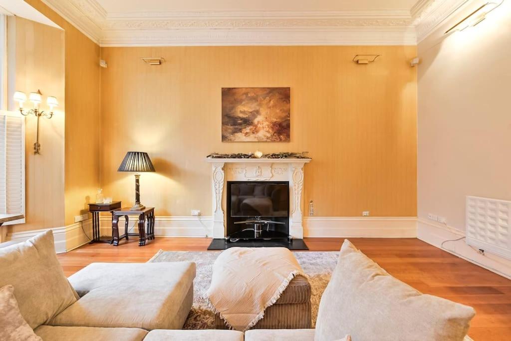 Elegant Victorian Flat Near Chelsea Embankment