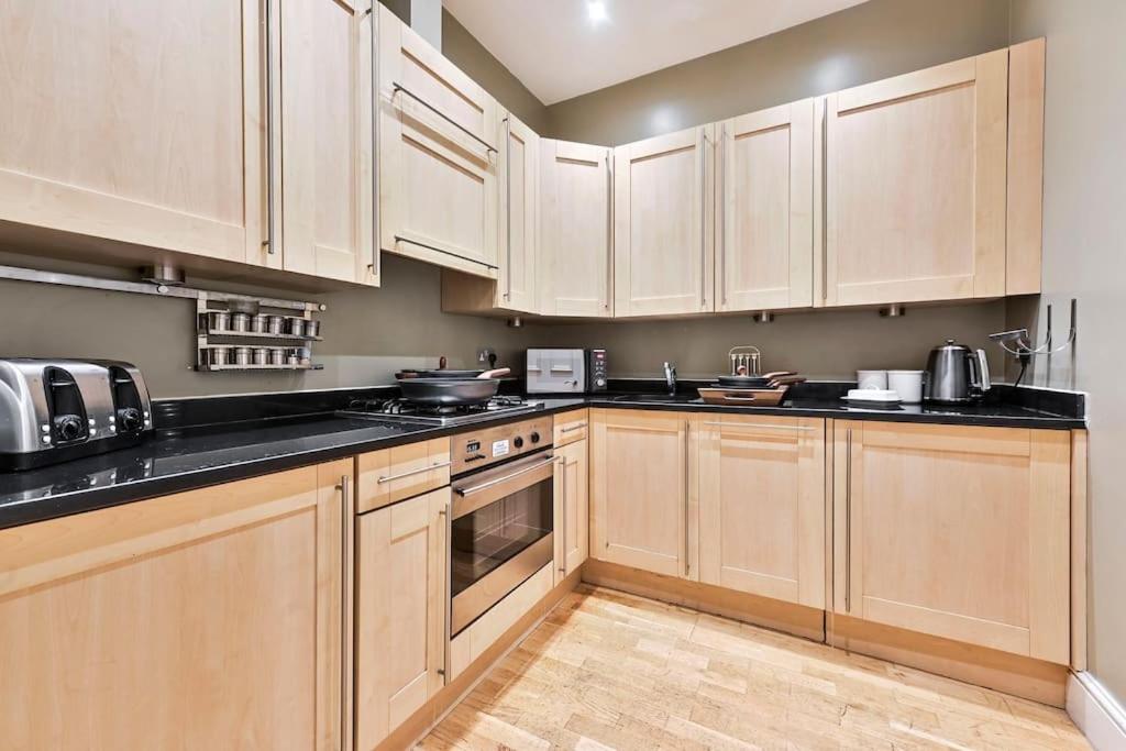 Elegant Victorian Flat Near Chelsea Embankment