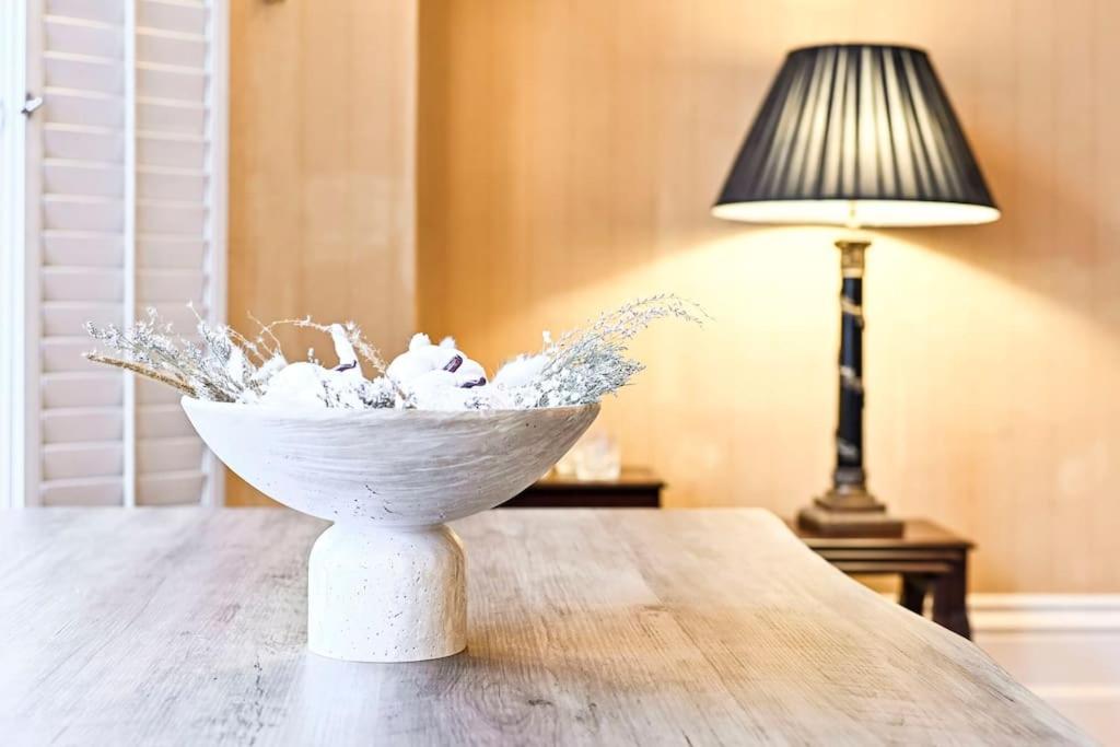 Elegant Victorian Flat Near Chelsea Embankment