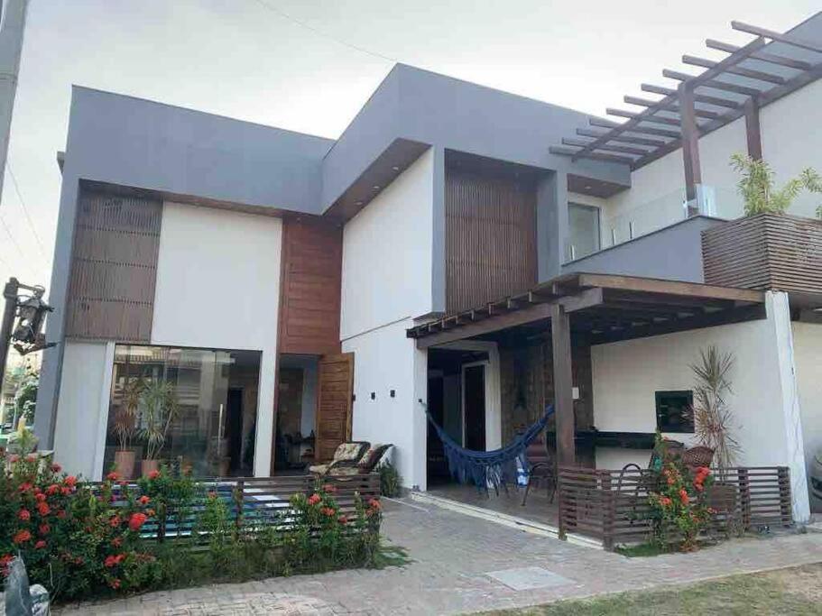 Casa de praia, com piscina, em frente a praia, pé na areia