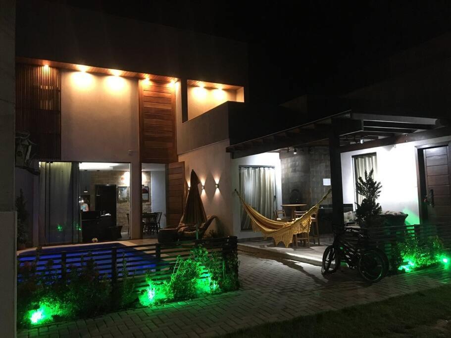 Casa de praia, com piscina, em frente a praia, pé na areia