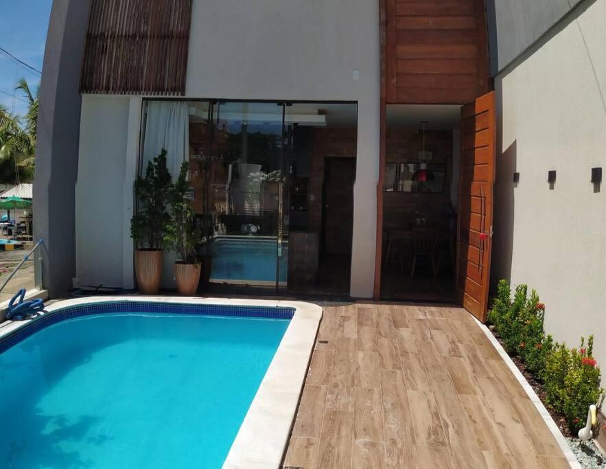 Casa de praia, com piscina, em frente a praia, pé na areia