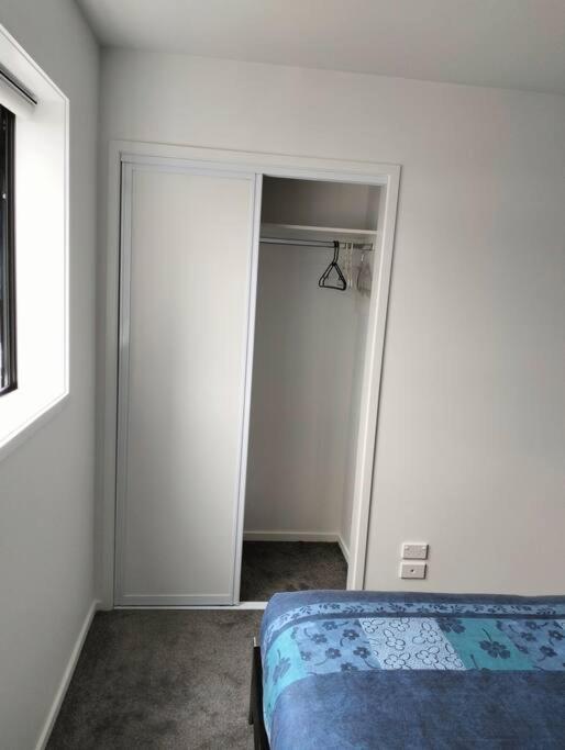Cozy 2 Bed CBD Retreat By Latimer Square view 4
