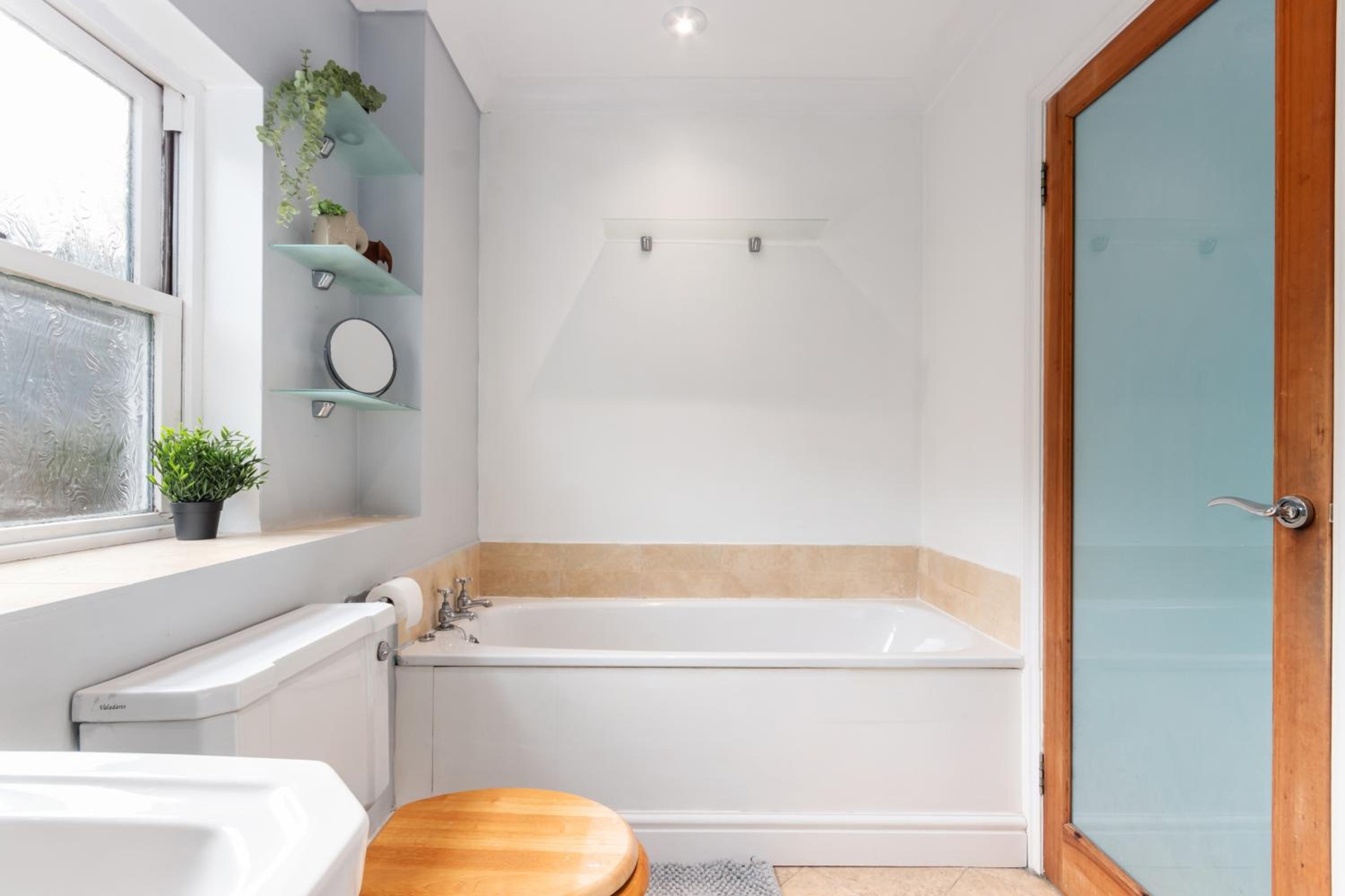 House with Private Parking close to Borough Market & Tower Bridge!