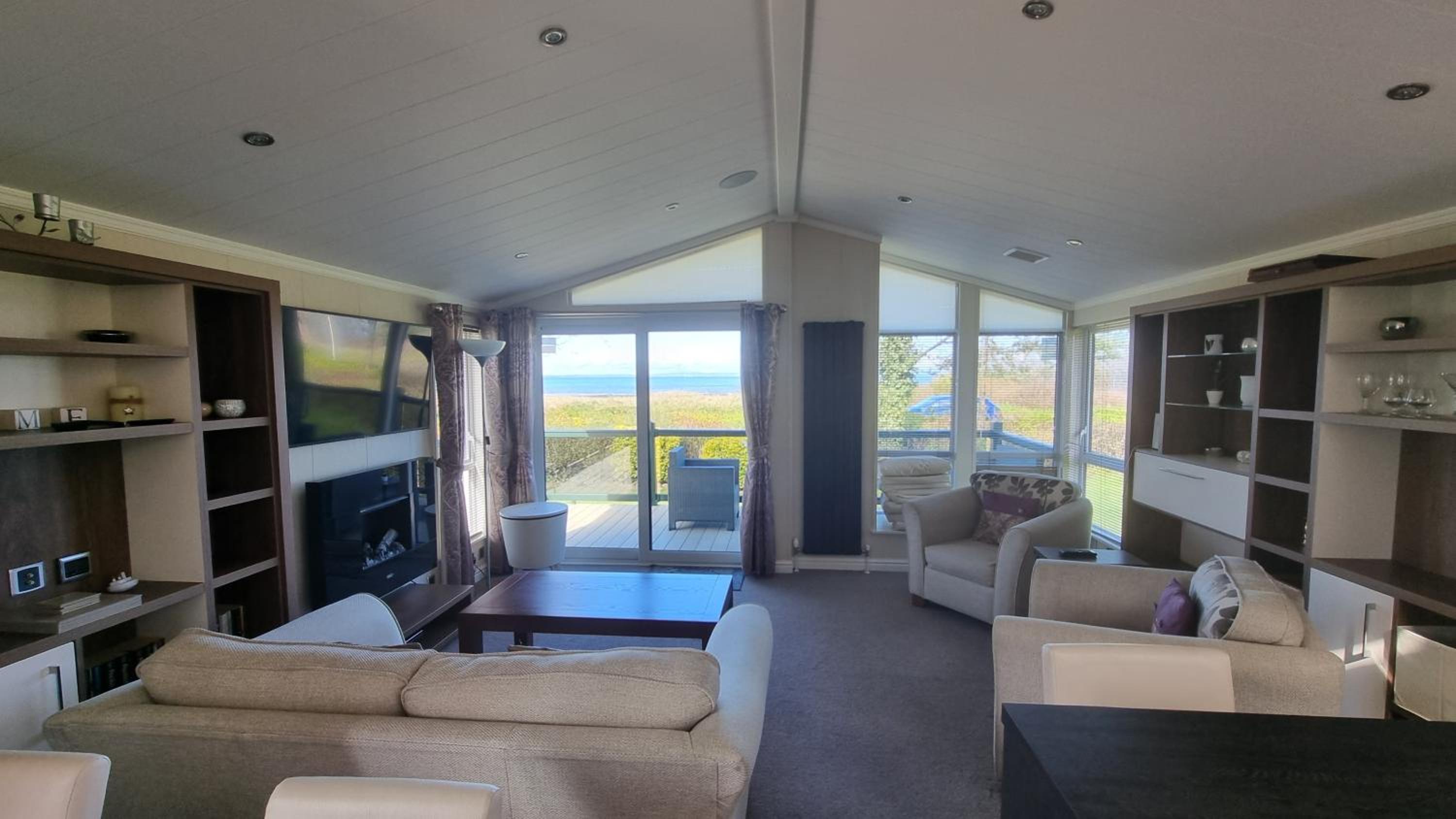 Sea views, fabulous modern lodge