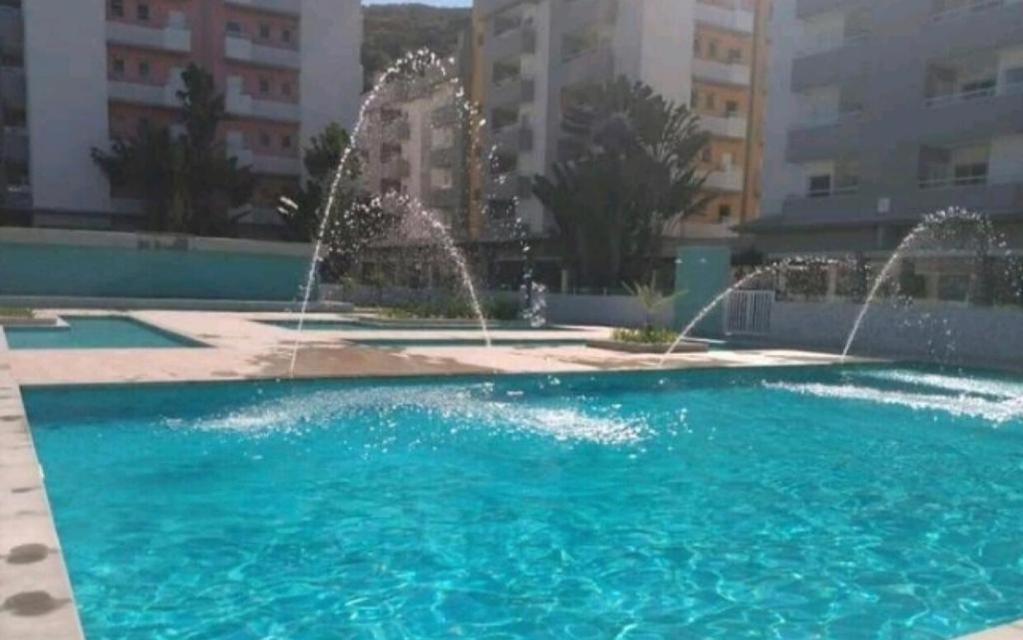 Apto 2 quartos a 350 metros da praia, churrasqueira na varanda, wi-fi, piscina, garagem coberta,telas de proteção, quadra beach tênis
