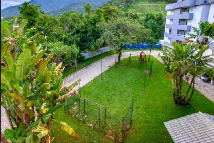 Apto 2 quartos a 350 metros da praia, churrasqueira na varanda, wi-fi, piscina, garagem coberta,telas de proteção, quadra beach tênis