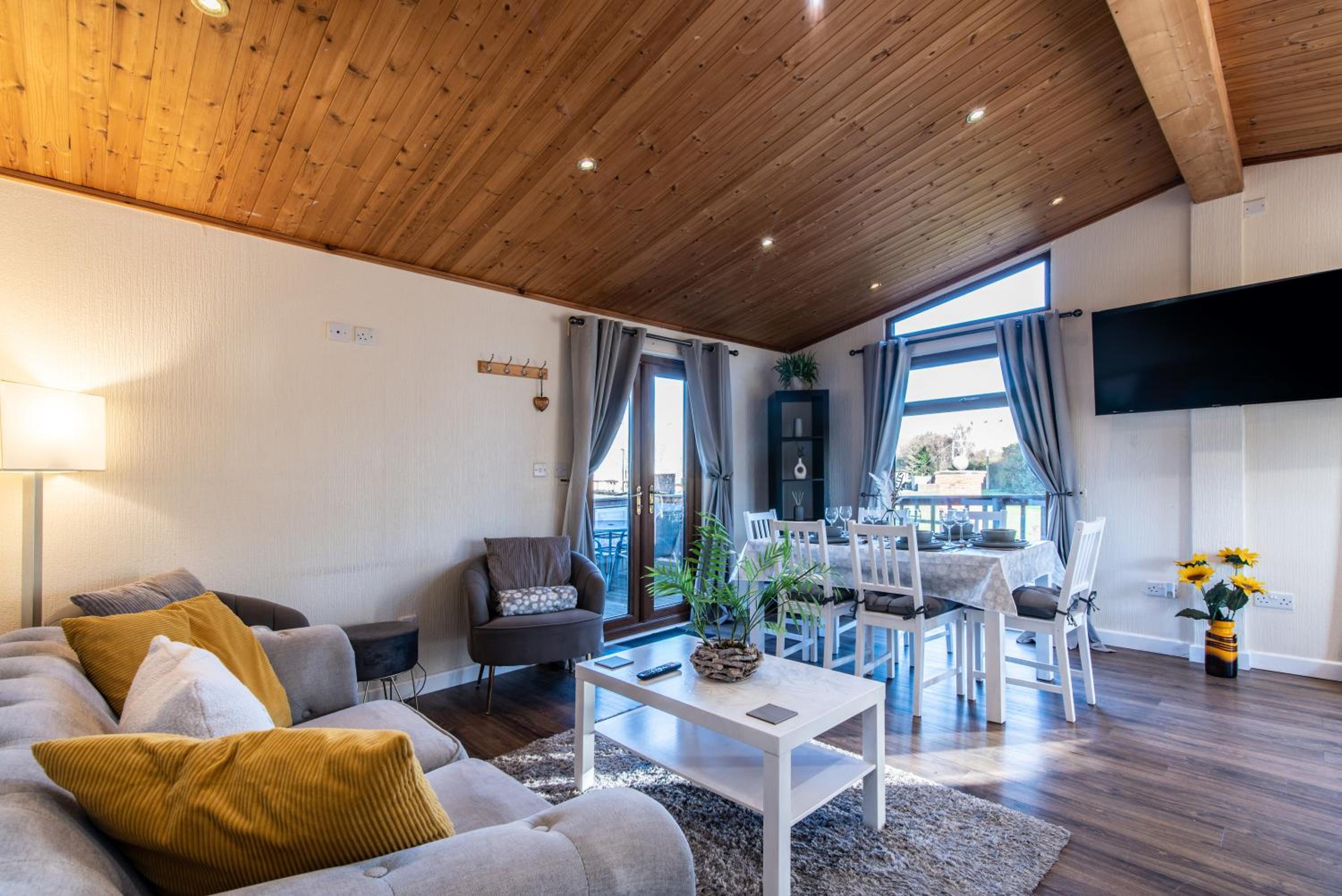 Cosy lodge in the countryside view 2