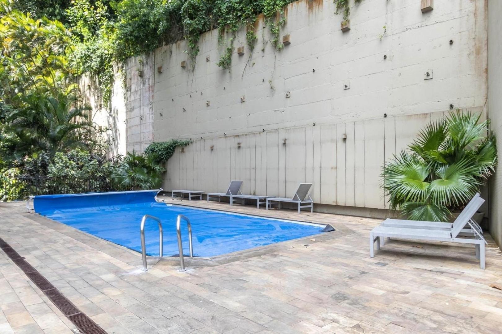 Flat com serviços e vista mar