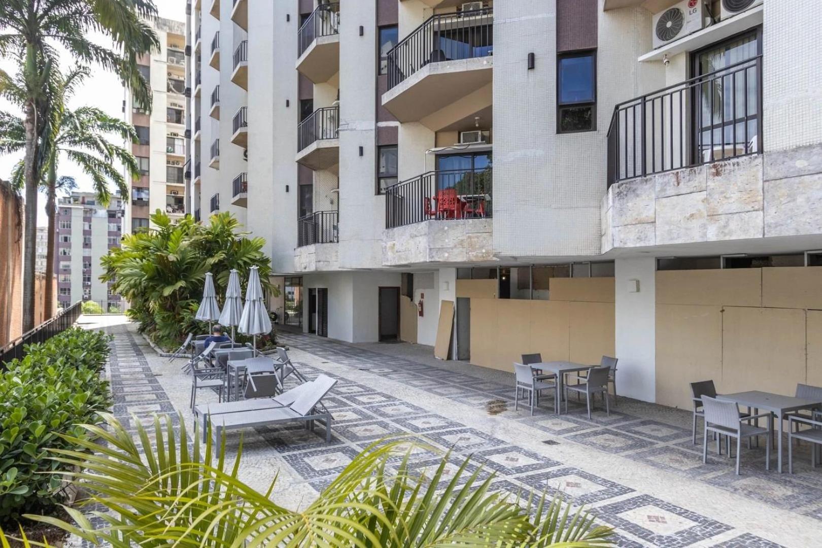 Flat com serviços e vista mar