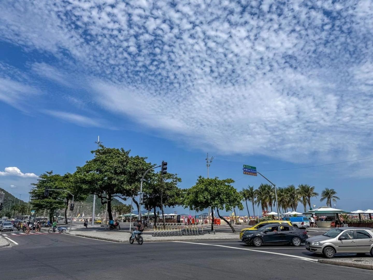 Flat com serviços e vista mar
