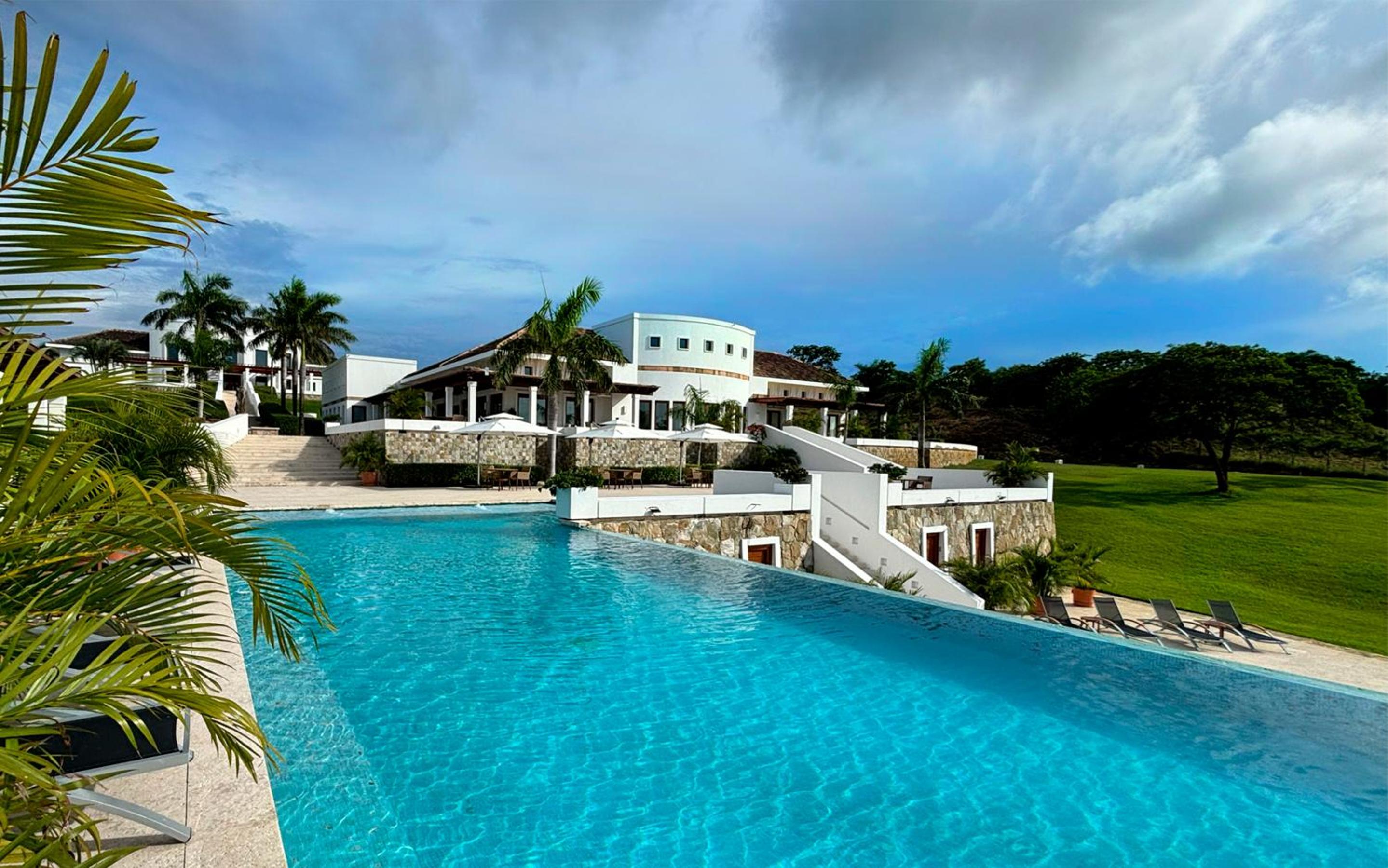 Las Verandas Hotel & Villas