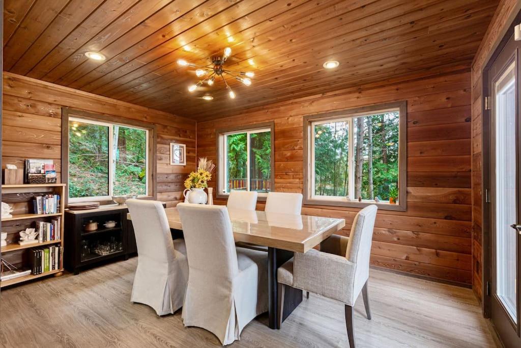 W Cabin Retreat Woodinville view 3