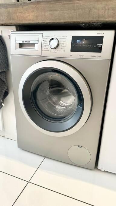 Industrial CHIC Apartment 113 - Luxury City Escape, Washing Machine & Fast WiFi