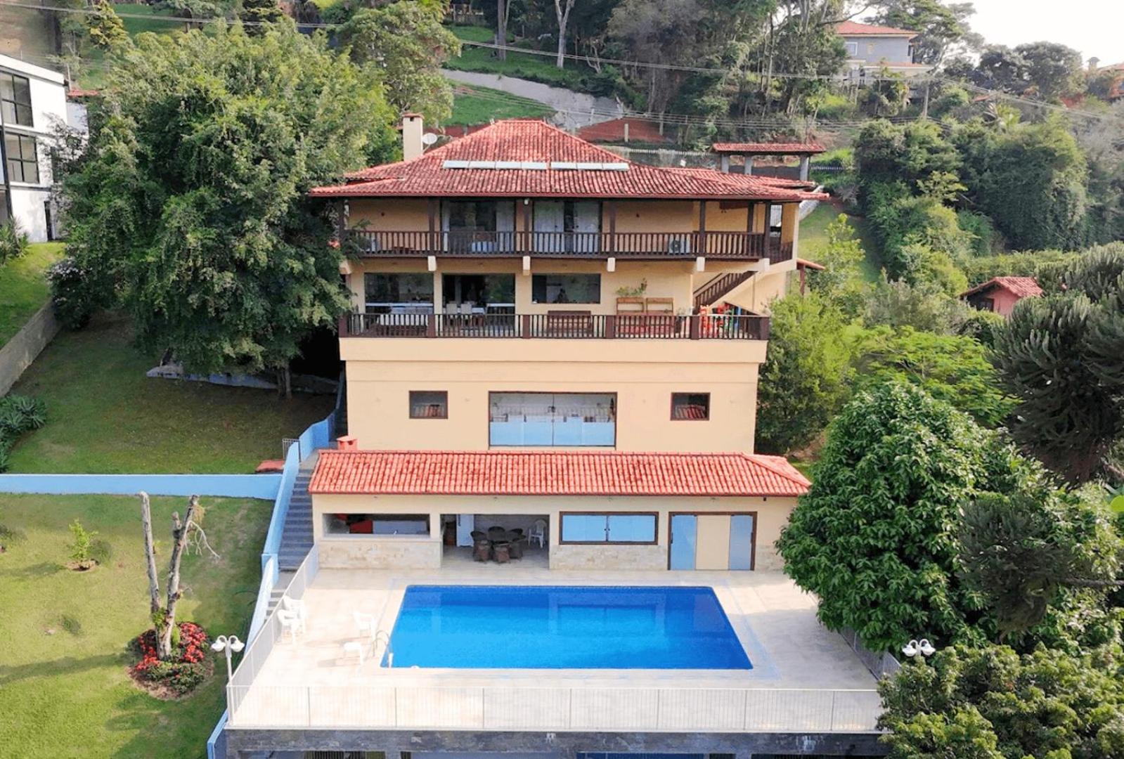 Casa Feliz: serviço, hidro aquecida, piscina