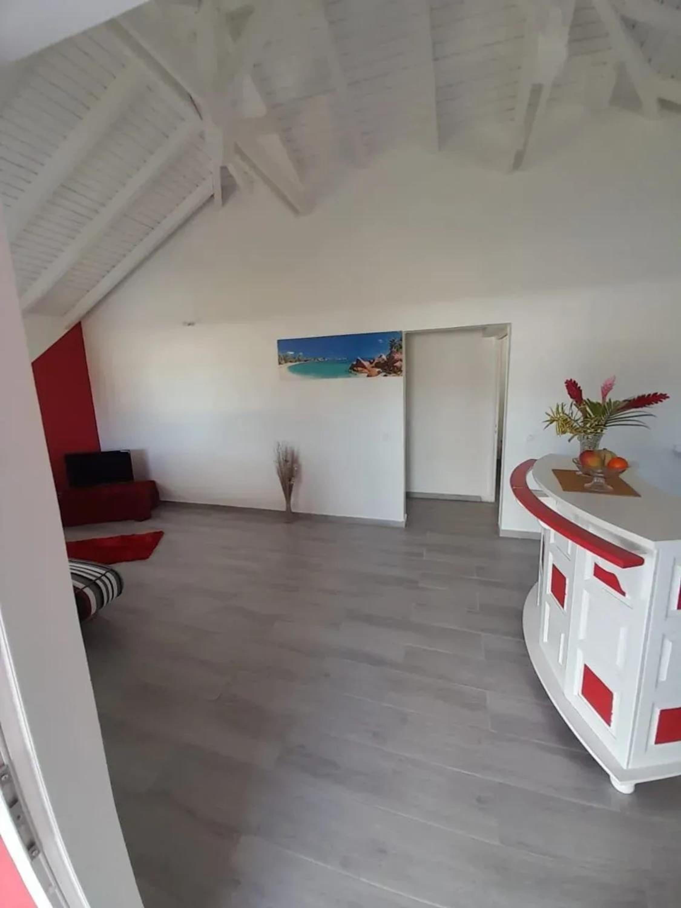 Maison charmante à Port-Louis avec jardin view 2