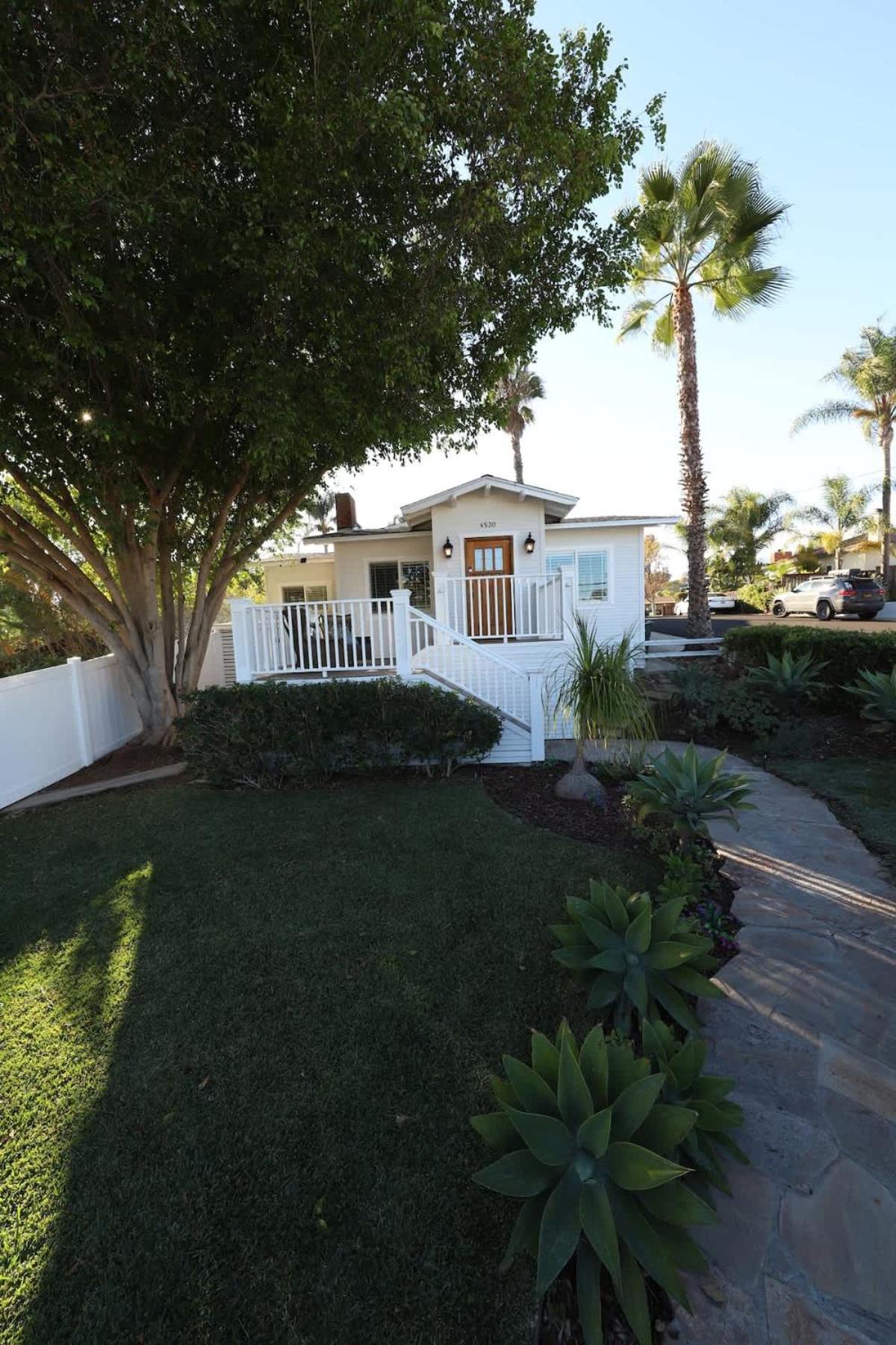 Family Cozy Cottage in SD view 5