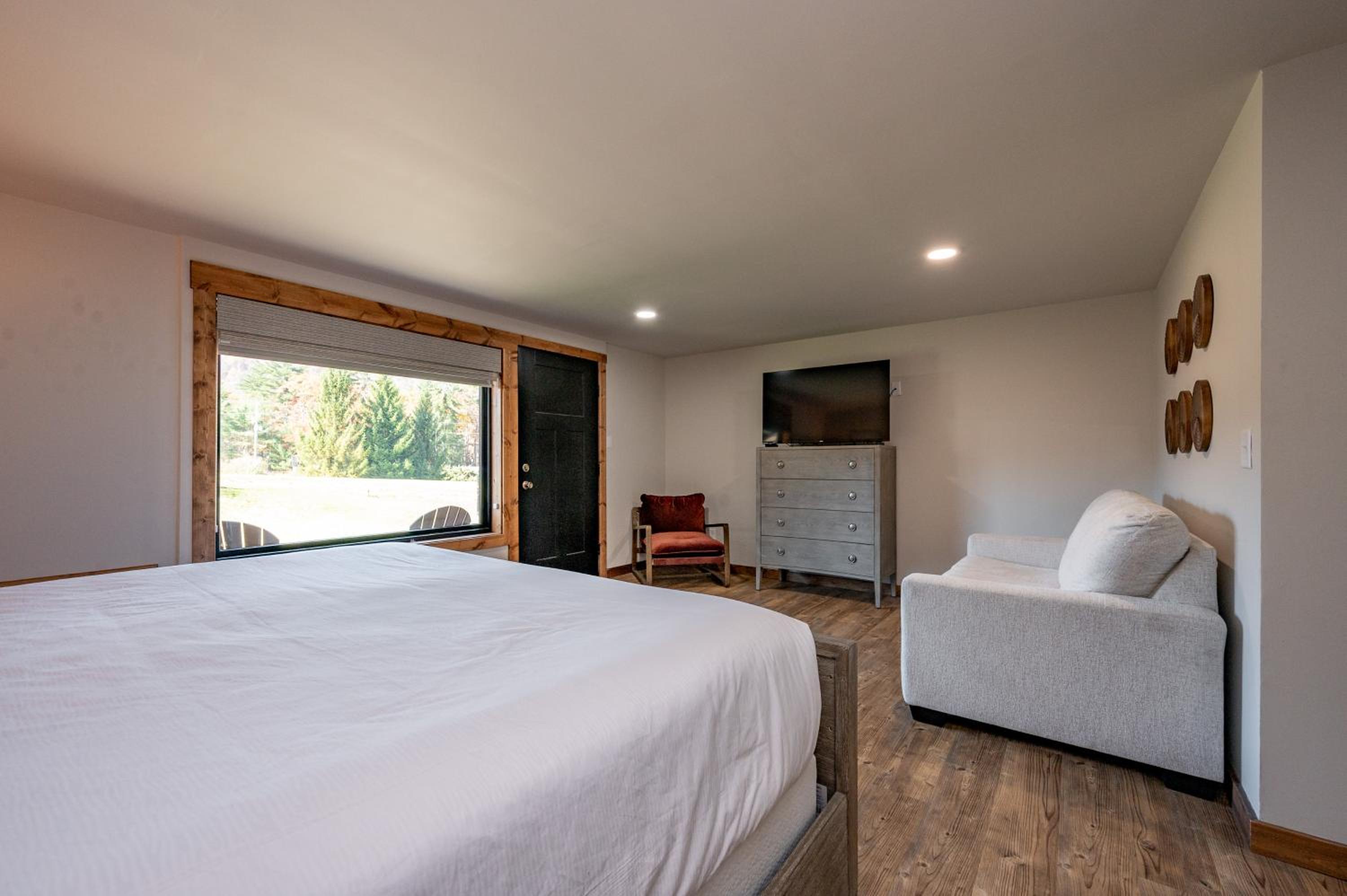 Cove Creek Lodge 102 Poolside Executive King Suite view 3