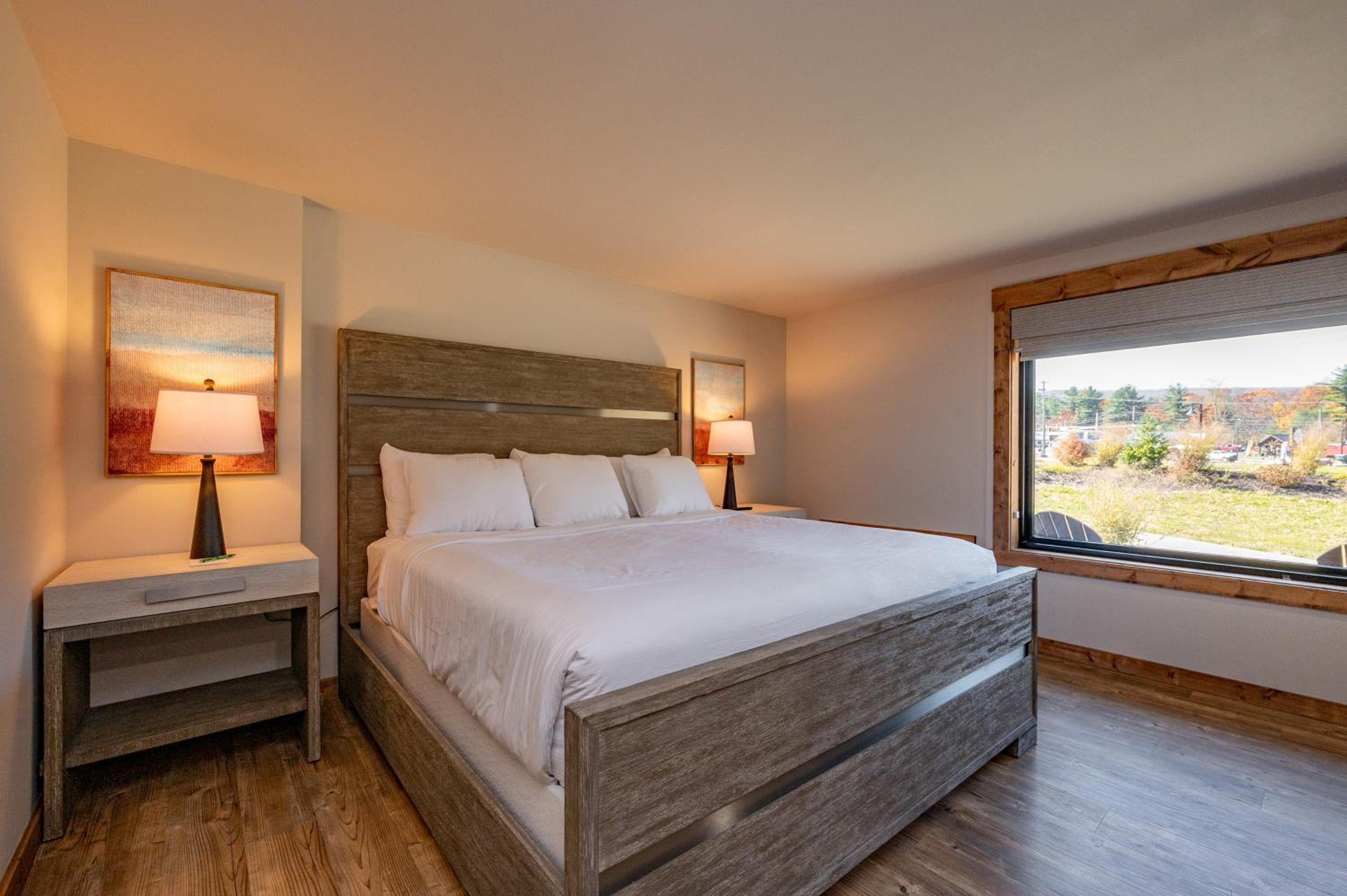Cove Creek Lodge 102 Poolside Executive King Suite view 4