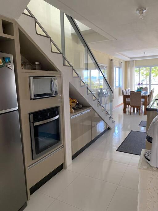 Linda casa ampla beira do mar em Gov Celso Ramos