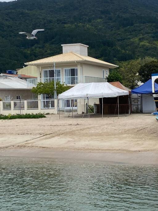 Linda casa ampla beira do mar em Gov Celso Ramos