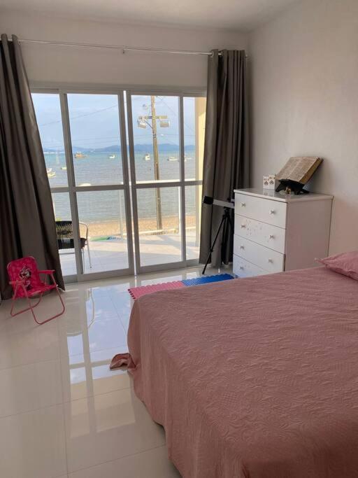 Linda casa ampla beira do mar em Gov Celso Ramos