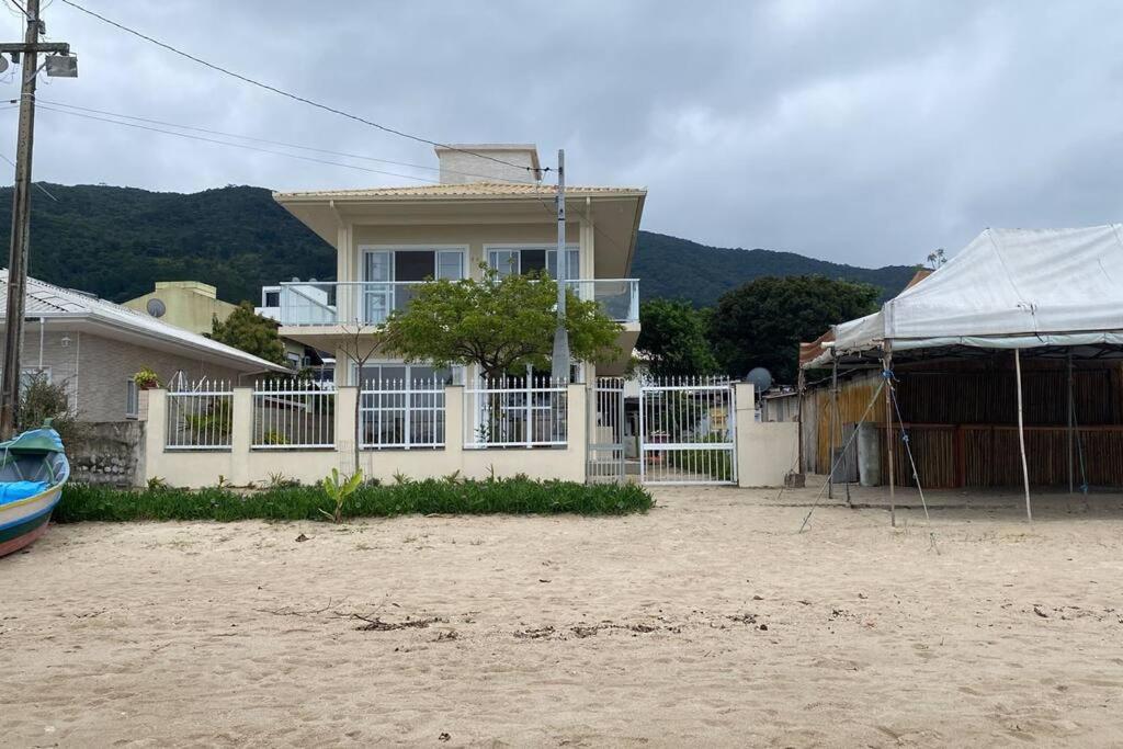 Linda casa ampla beira do mar em Gov Celso Ramos
