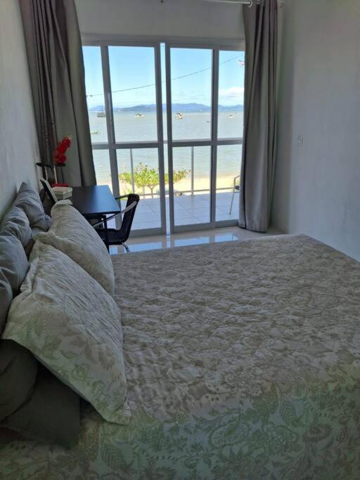 Linda casa ampla beira do mar em Gov Celso Ramos