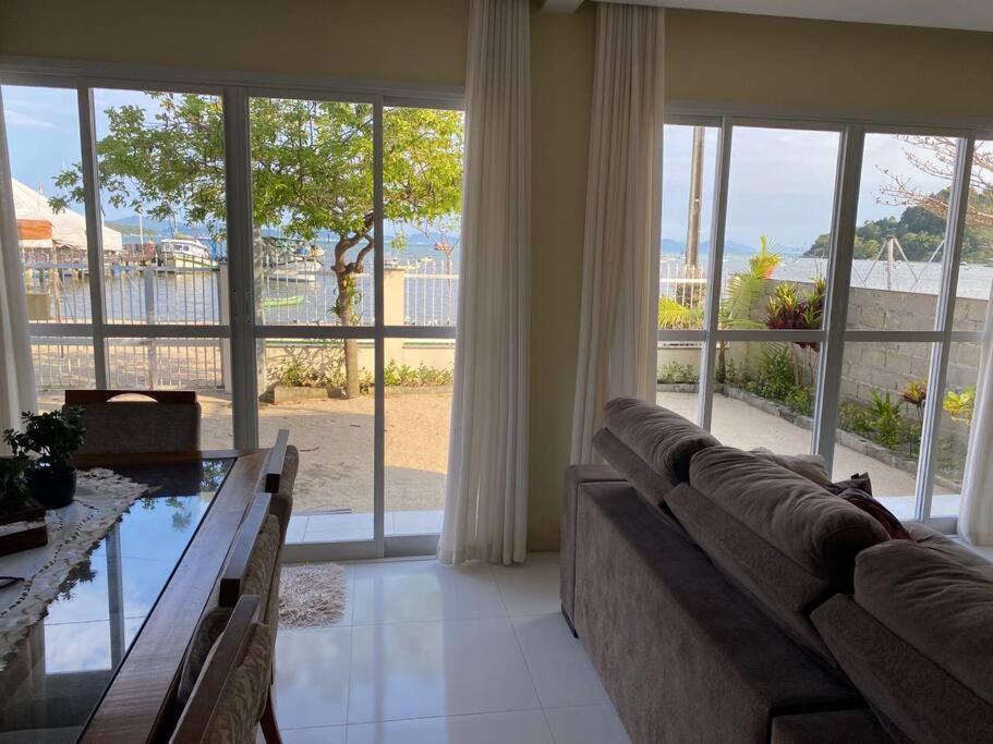 Linda casa ampla beira do mar em Gov Celso Ramos