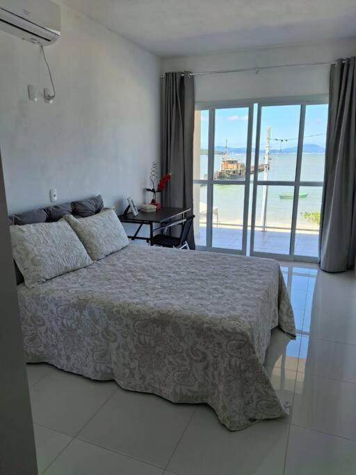 Linda casa ampla beira do mar em Gov Celso Ramos