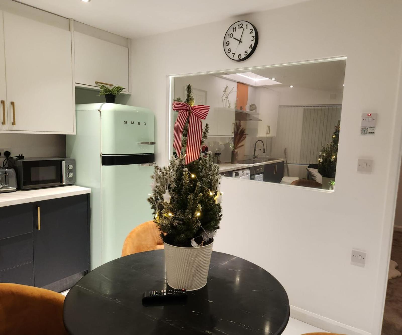 2 Twin City Apartments, 2 ensuites, City Centre & FREE parking view 5